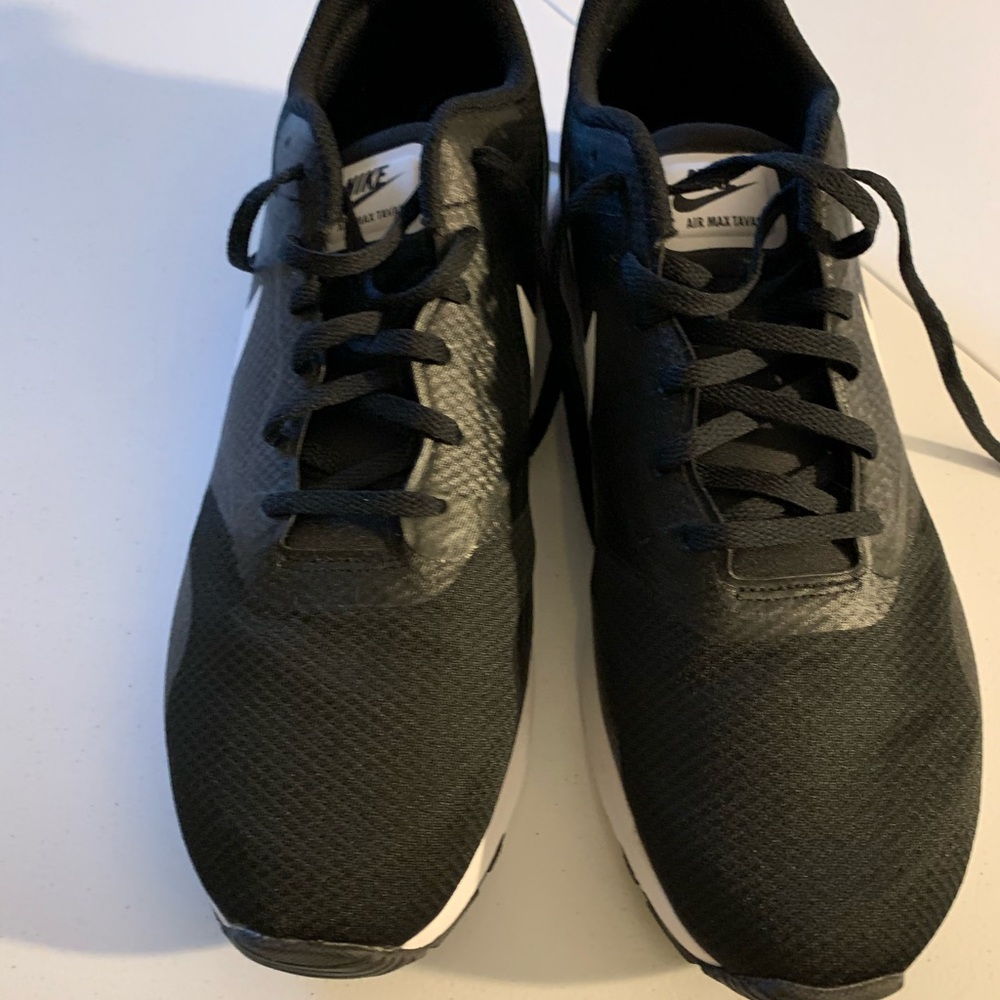Nike Tavas shoes. Like new